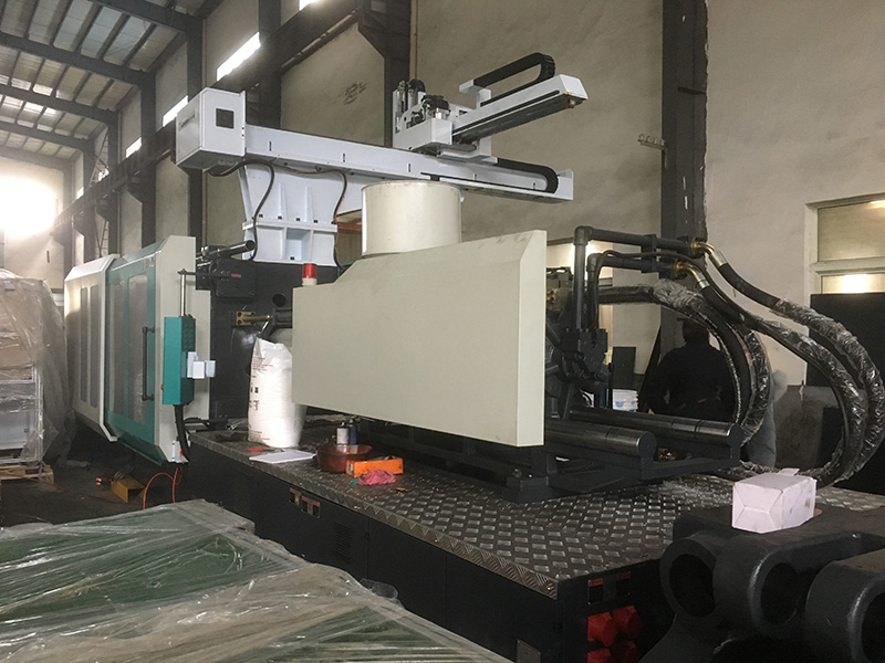 auto injection molding machine.jpg